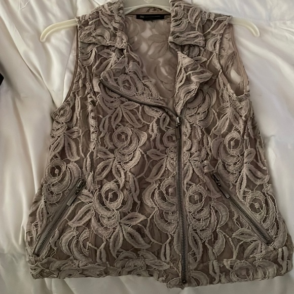 Taupe lace top with zipper in good condition - Picture 1 of 1